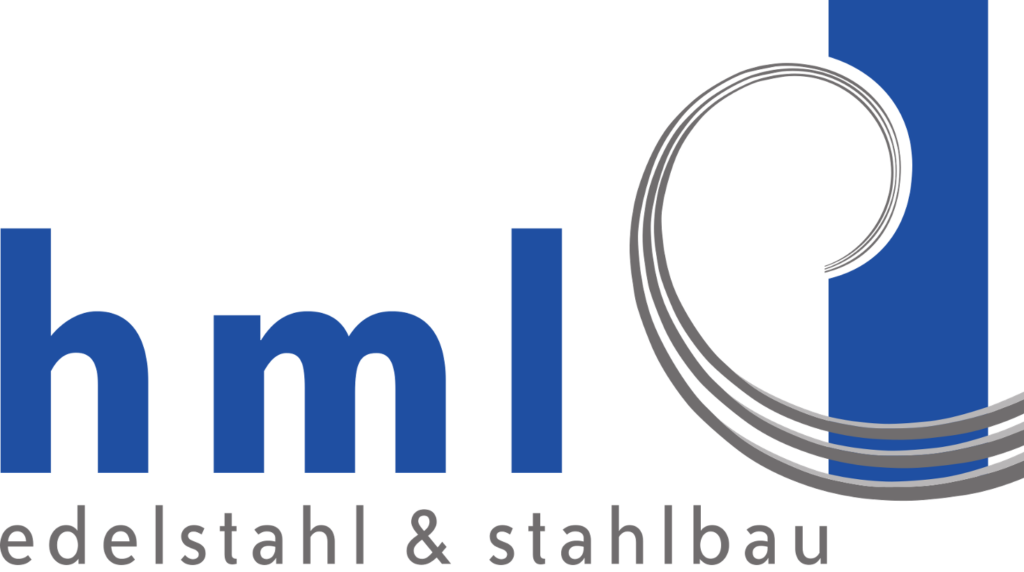Das Logo zeigt die Buchstaben hml in einem kräftigen, dunklen Blauton, was das Hauptaugenmerk des Designs darstellt. Rechts davon befindet sich ein stilisiertes Symbol, das wie eine Kombination aus einer geschwungenen, silbergrauen Linie und einem blauen vertikalen Balken aussieht, was möglicherweise die Dynamik und Stärke des Unternehmens in der Edelstahl- und Stahlbauindustrie widerspiegelt. Unter dem Logo steht in grauer Schrift der Slogan "edelstahl & stahlbau", was die Spezialisierung des Unternehmens in diesen Bereichen betont. Das Design vermittelt Professionalität und Präzision durch klare Linien und eine moderne Farbpalette aus Blau und Grau.